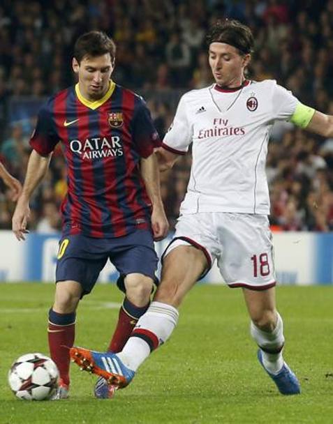 Montolivo tenta di fermare Messi. 